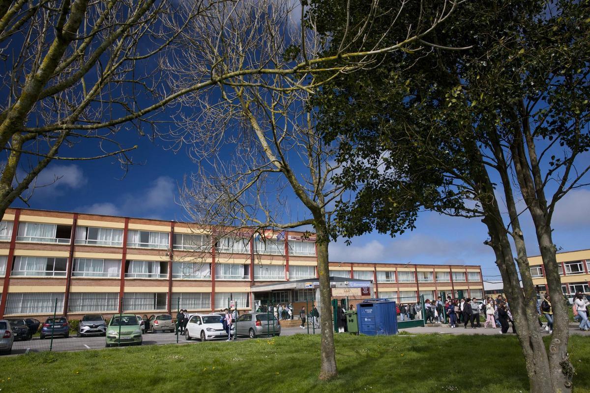 Imagen del instituto de Luarca.