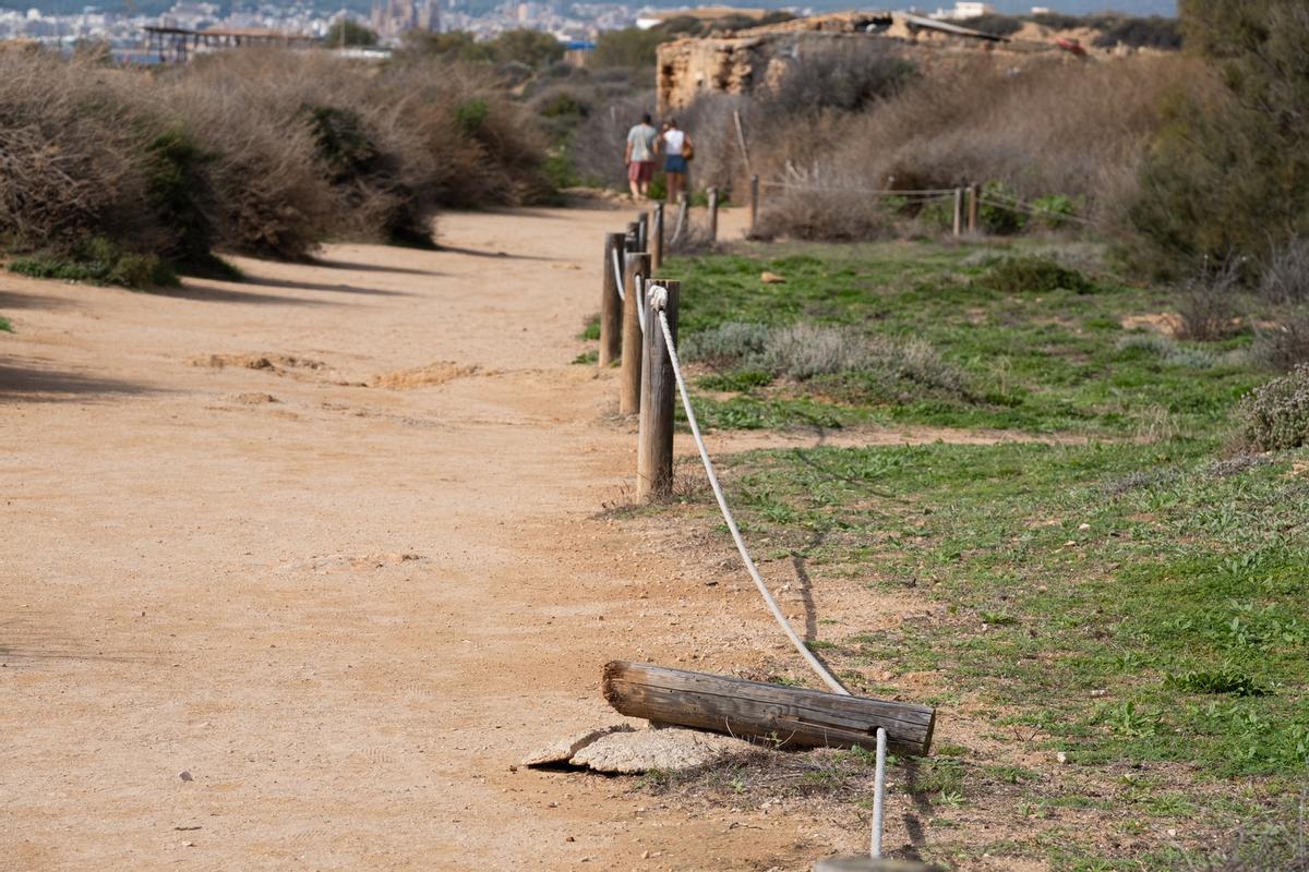 Un poste caído de protección de espacios protegidos