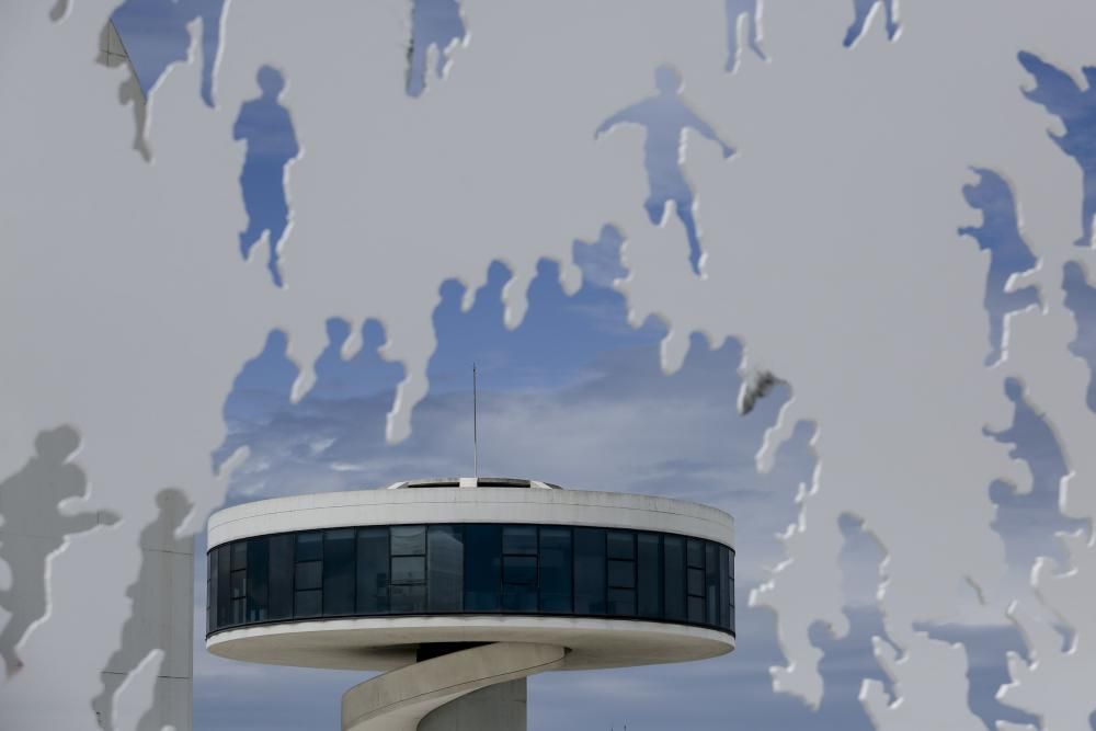 Instalación de la estatua de Genovés en el Niemeyer