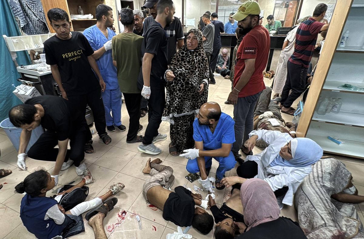 Un menor es atendido en el hospital tras resultar herido en un ataque israelí contra un punto de distribución de suplementos alimenticios en Deri el Balah, este jueves.