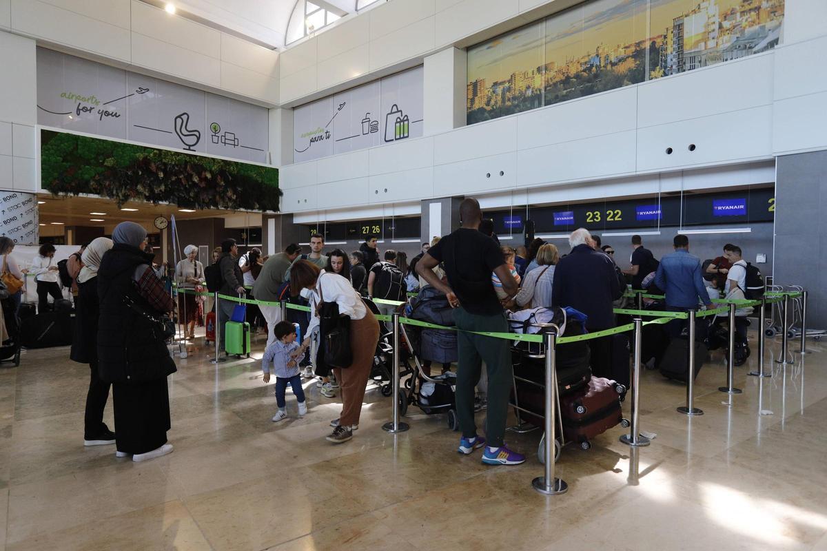 Viajeros en el aeropuerto de València durante las fallas