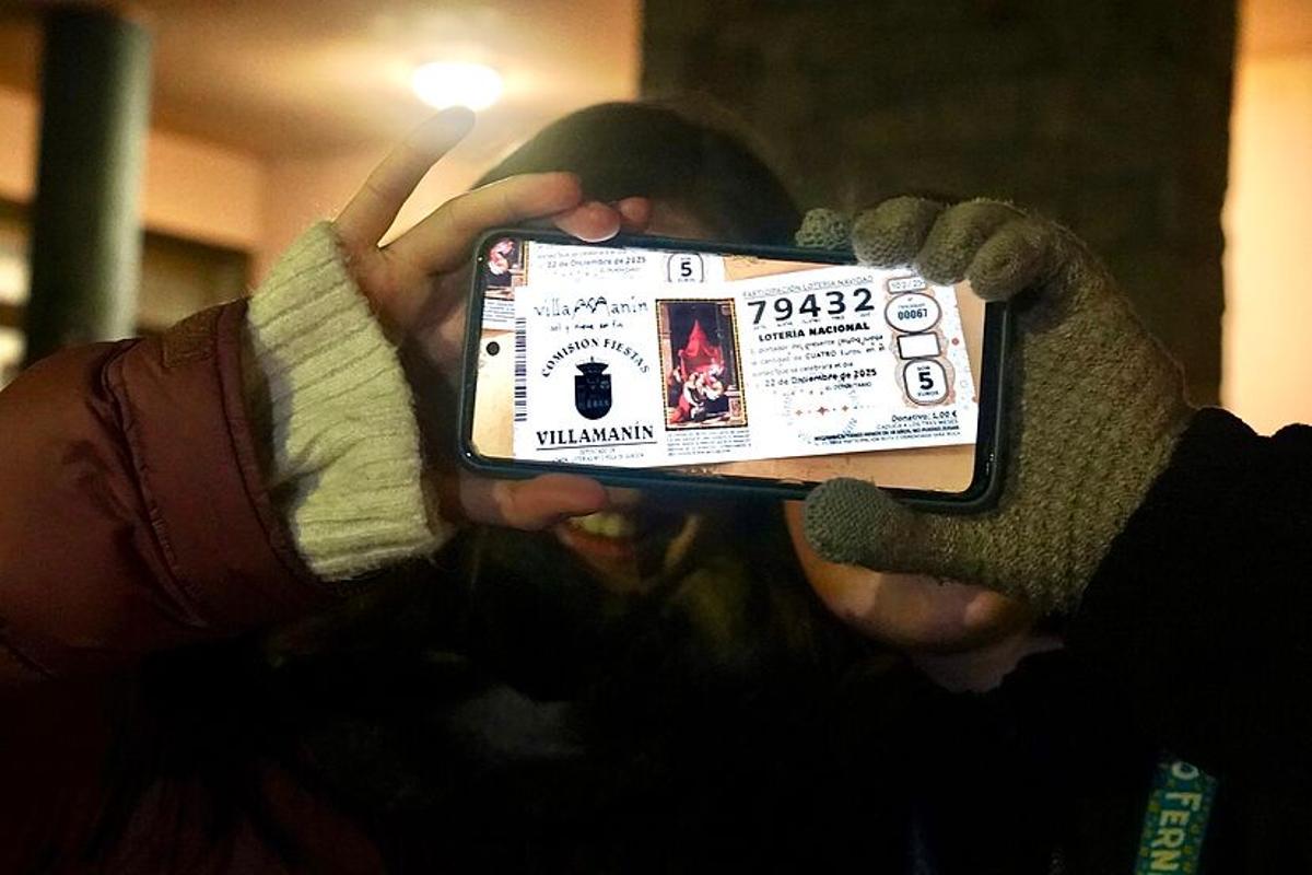 Una persona muestra el décimo premiado con el Gordo de la Lotería de Navidad.