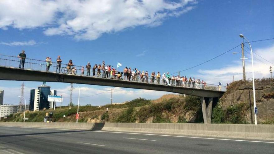 Público en la pasarela de Alfonso Molina a la espera de los ciclistas de La Vuelta, el pasado miércoles. la opinión