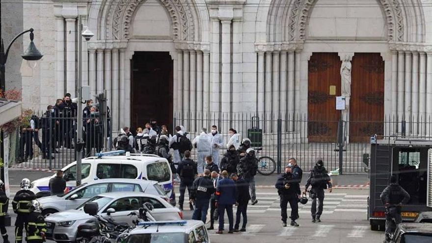 Tres muertos en un atentado con un cuchillo en una iglesia de Niza