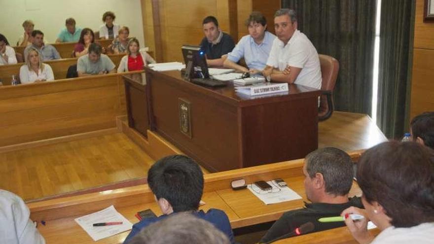 Concejales de la oposición y del Gobierno local, ayer, en el pleno.