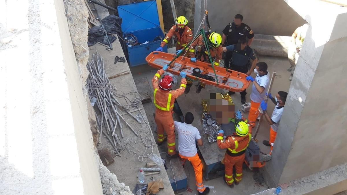 Instante del rescate del trabajador herido en el accidente laboral en la estación de Tavernes de la Valldigna.