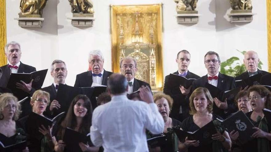 La agrupación coral &quot;Bloque al Canto&quot; durante una actuación en la iglesia de los Carmelitas, en Oviedo.