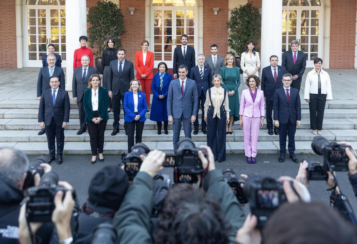 Foto de familia del Consejo de Ministros de la XV legislatura, encabezado por Pedro Sánchez.