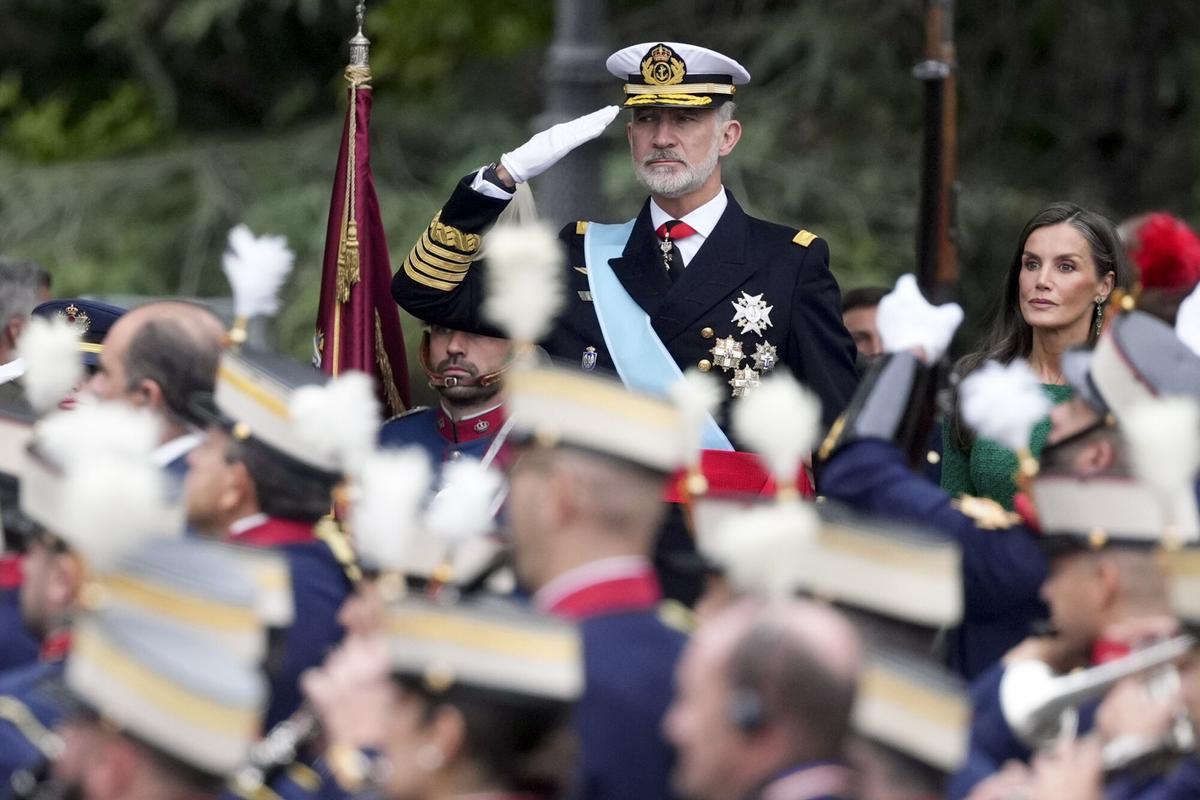 MADRID, 12/10/2025.- El rey Felipe VI y la reina Letizia durante el desfile de las Fuerzas Armadas con motivo de la Fiesta Nacional este domingo en Madrid. EFE/Borja Sánchez-Trillo
