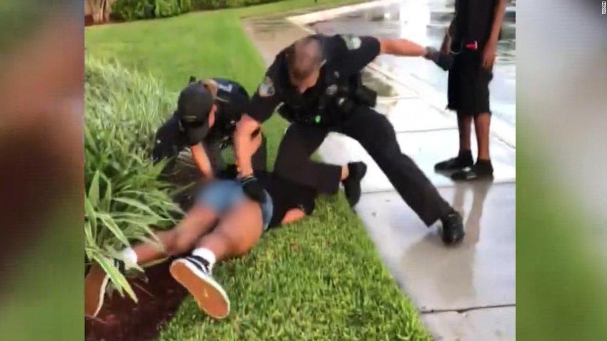 Polémica en Florida por un vídeo de un policía pegando a una chica de 14 años