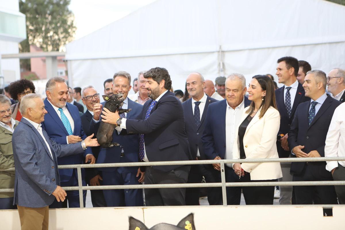 Los representantes políticos admiran uno de los lechones de Chato Murciano presente en SEPOR.
