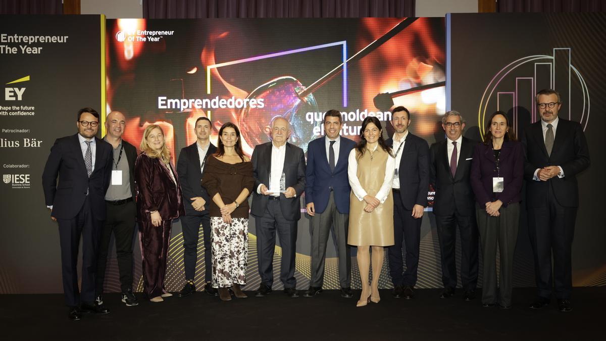 Premiados y autoridades durante el acto de entrega del galardón de EY.