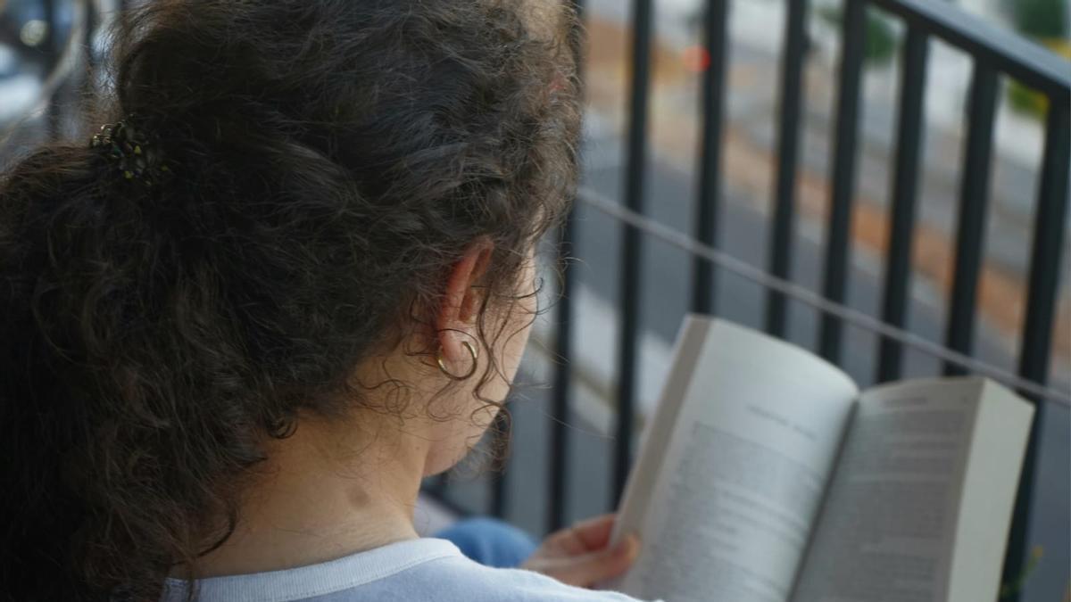 Alicia, con uno de sus libros en inglés.