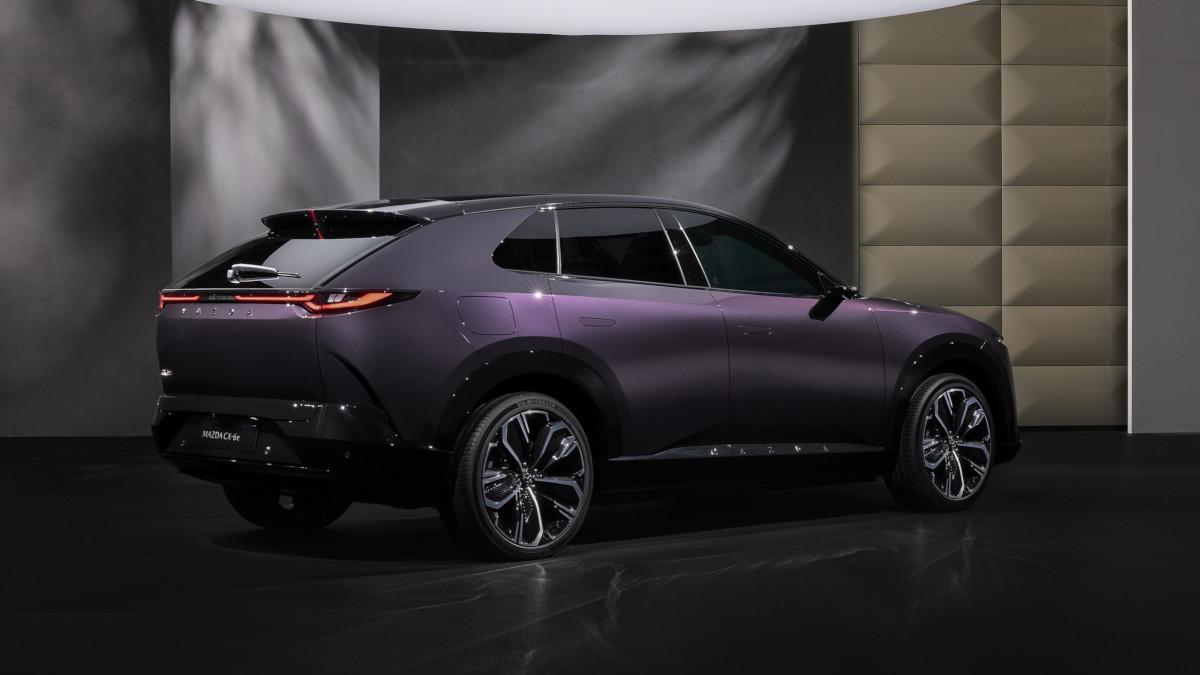 Mazda Brüksel'de yeni bir elektrik teklifi olan CX-6e'yi tanıttı