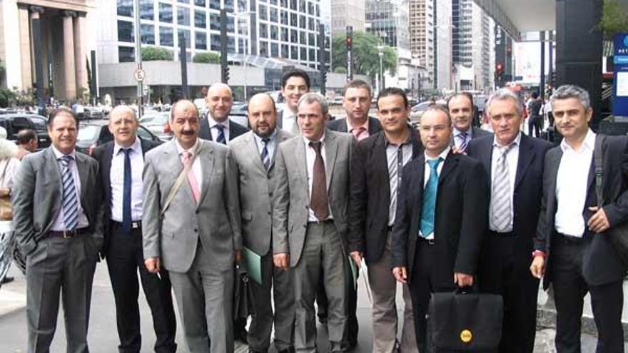 El estradense Orlando Villamayor (cuarto por la izquierda), con sus compañeros de misión empresarial, en Brasil.