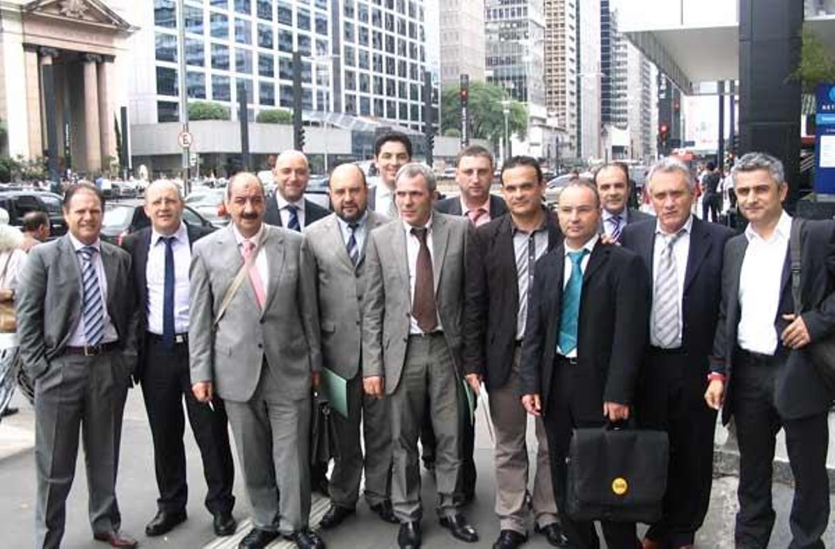 El estradense Orlando Villamayor (cuarto por la izquierda), con sus compañeros de misión empresarial, en Brasil.