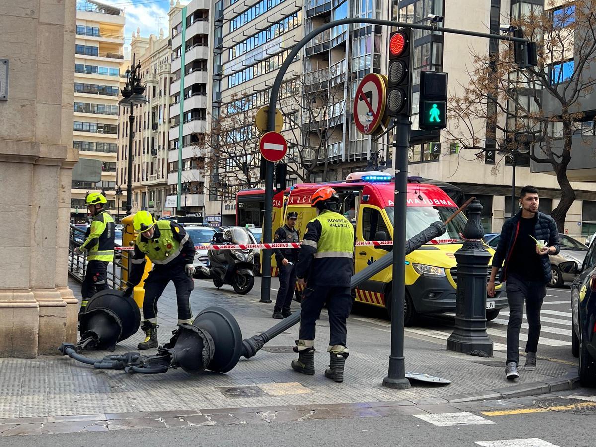 Bomberos y una ambulancia por la farola derribada por el viento en la puerta de la antigua sede de Hacienda