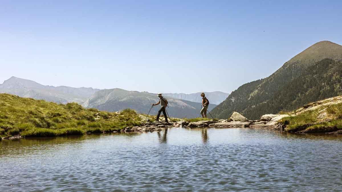 Muchas rutas de senderismo en Andorra conducen a lagos de origen glaciar.