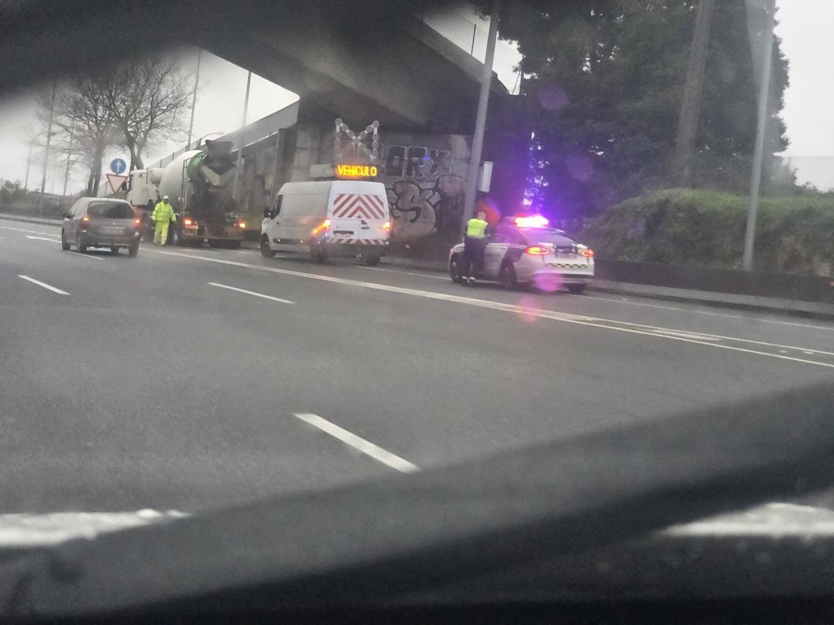 El vehículo averiado a la salida de Rande sentido Vigo.
