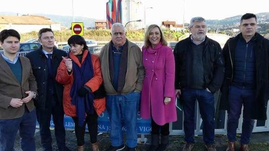 Los ediles del PP junto a colectivos vecinales. // FdV