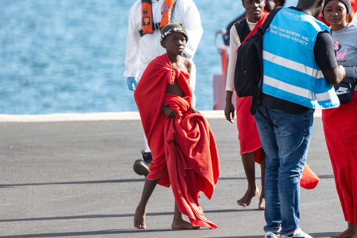 Archivo - Agentes de los equipos de emergencia atienden a los migrantes en el muelle de Arrecife, a 6 de enero de 2025, en Lanzarote, Canarias (España). Una patera con 60 migrantes a bordo ha sido rescatada en la mañana de este lunes, 6 de enero, en aguas