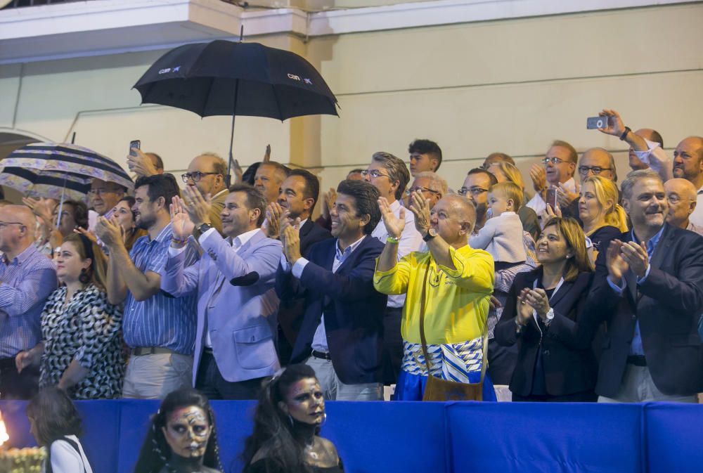 Miles de personas asisten al Desfile de la Entrada en la avenida Carlos Soler