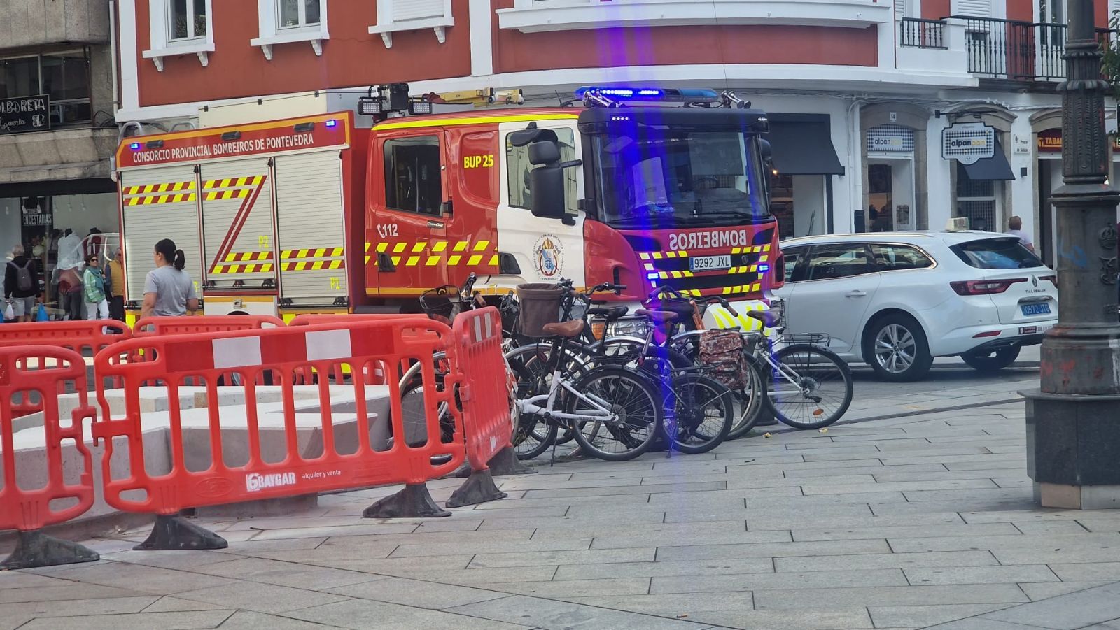 Alarma en Vilagarcía tras una explosión y un incendio en el bajo de un edificio