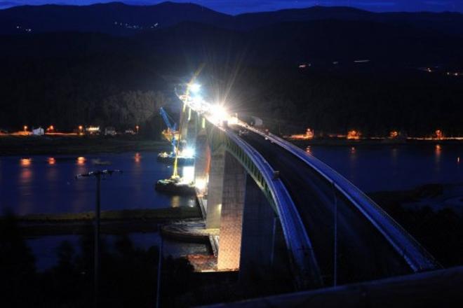 El espectáculo nocturno de las obras del TAV en Catoira
