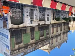 Empieza el derribo de las fincas degradadas y el agujero de la vergüenza de Orriols