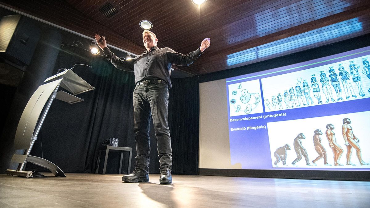David Bueno en un moment de la seva intervenció a l’auditori de la Plana, ahir