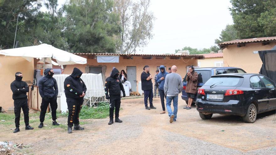 Trabajadores de la empresa de desalojos observan a los residentes. | J. A. RIERA