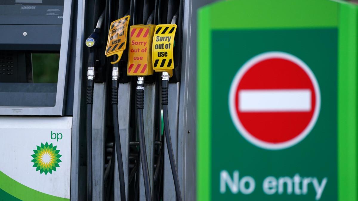 Recorrer 100 kilómetros en coche cuesta hoy una media 10 euros en gasolina