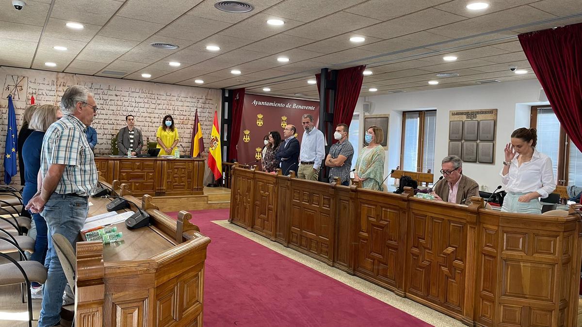 El portavoz, concejal de Ciudadanos y exalcalde de Benavente, Jesús María Saldaña, durante el acto del minuto de silencio por la víctimas machistas y de la covid, en el pleno del jueves.