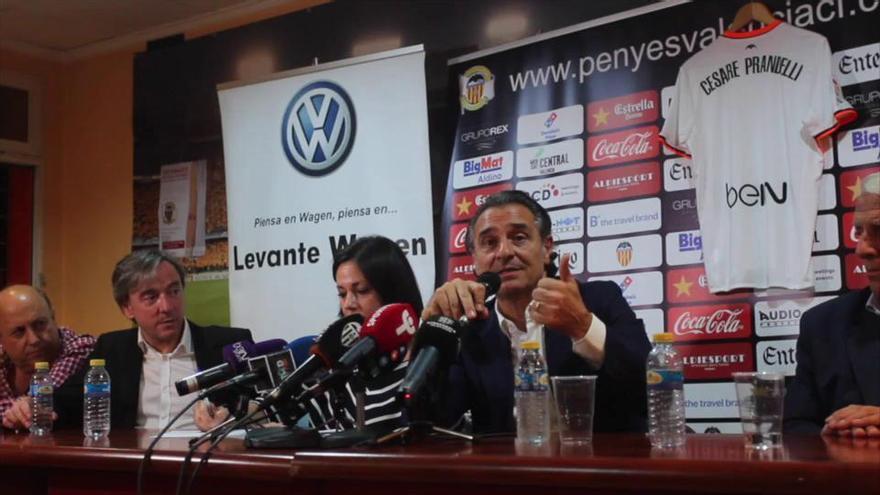 Prandelli responde a los aficionados en la Agrupació de Penyes