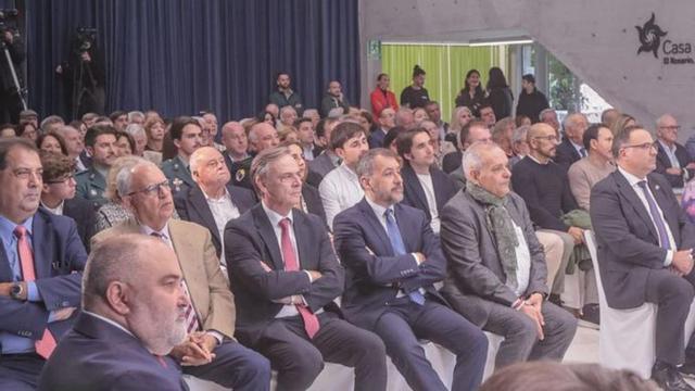 Diferentes imágenes del acto por el que la Casa de la Cultura de La Esperanza pasa a llevar el nombre de Carlos Alonso, expresidente del Cabildo de Tenerife. Arriba y abajo a la izquierda y en el centro, Carlos Alonso aparece junto al alcalde de El Rosario, Escolástico Gil. | e.d.