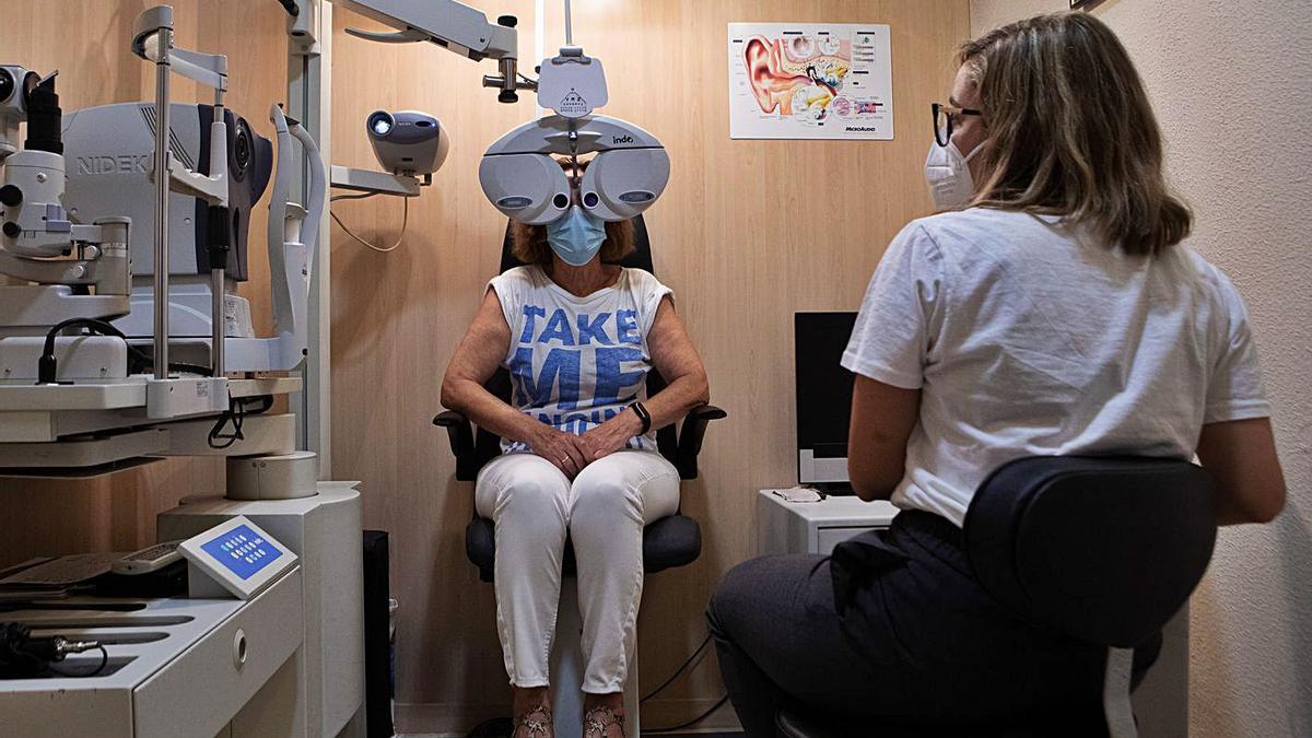 Una mujer se gradúa la vista.