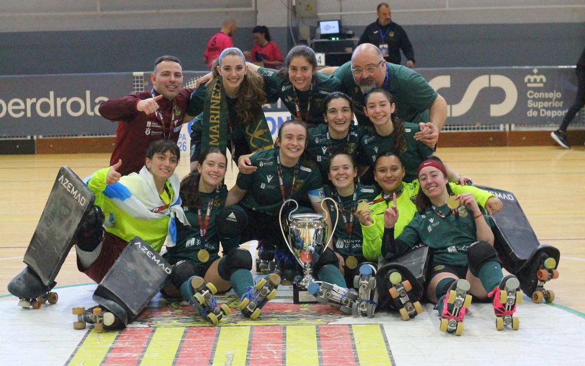 La plantilla del Marineda celebra la Copa Princesa tras vencer al Alcalá.
