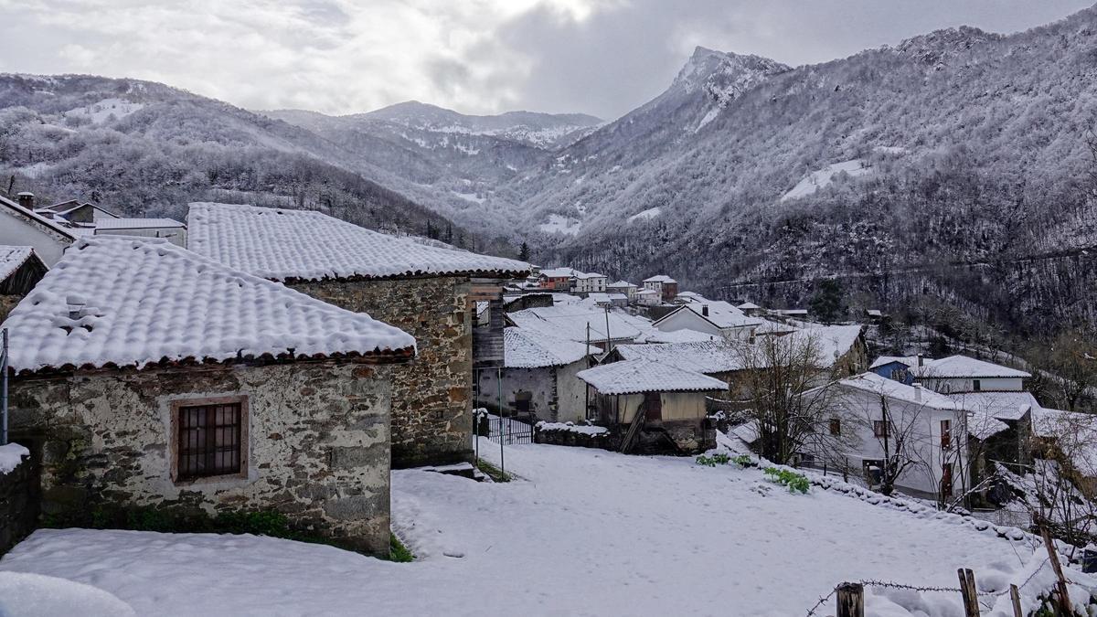 Varios tejados cubiertos de nieve en enero de 2023 en San Juan de Beleño (Ponga, Asturias)