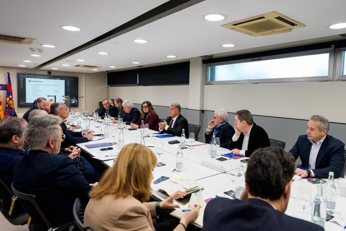 Imagen de la junta directiva de este lunes en que Laporta presentó su dimisión para presentarse a la reelección