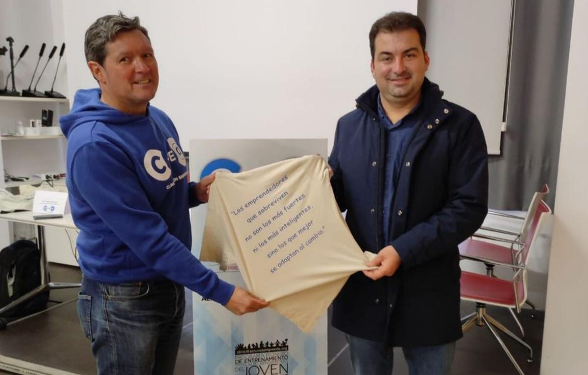 El director del programa, Kike Riesgo, a la izquierda, y el alcalde de Salas, Sergio Hidalgo, ayer, en el Ayuntamiento salense, en la presentación.