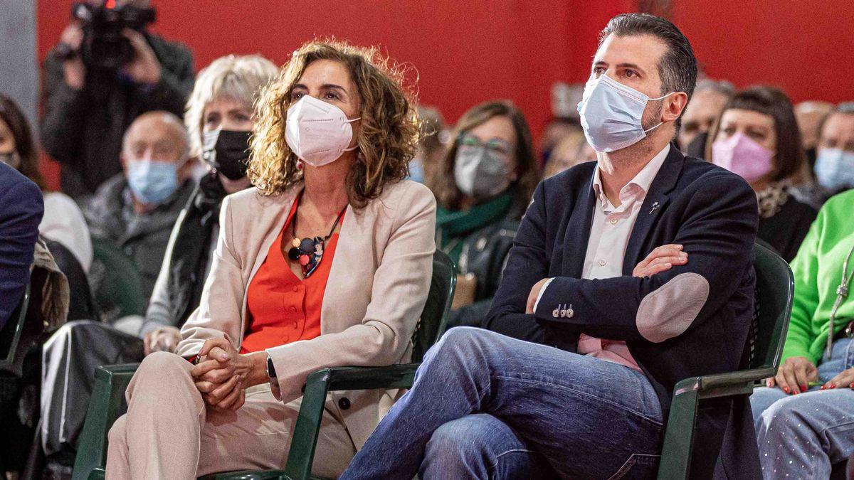 María Jesús Montero y Luis Tudanca, en un acto de campaña este lunes en Burgos.