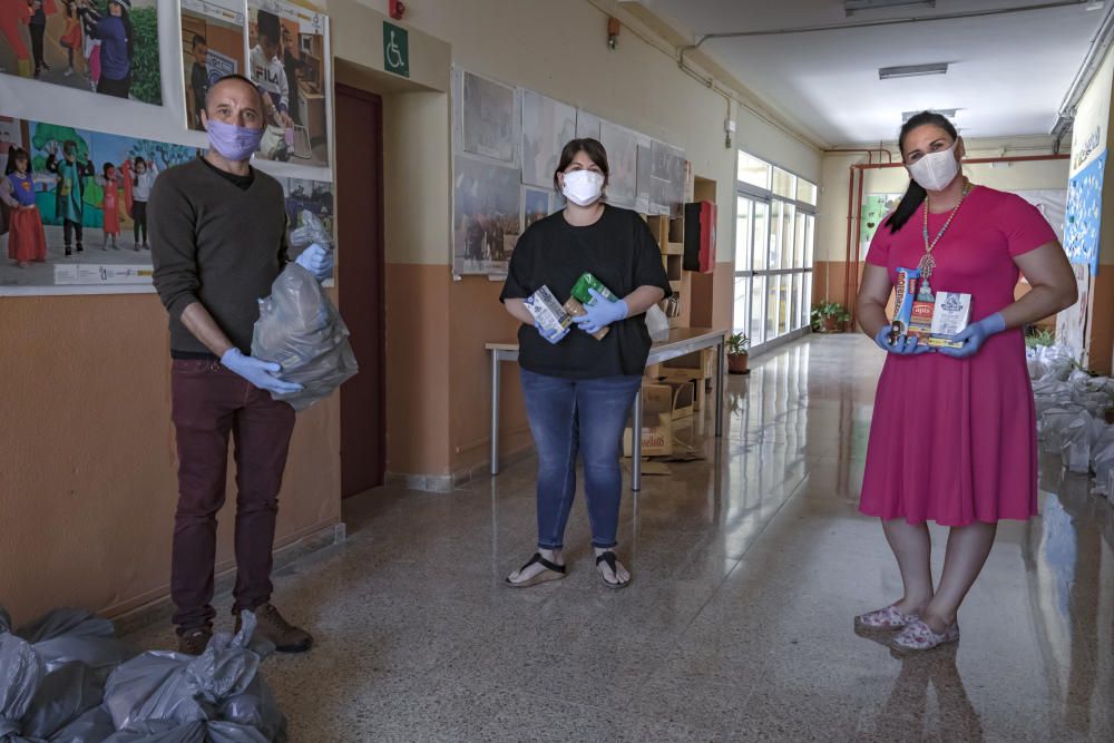 El colegio Anselm Turmeda entrega material escolar y alimentos a las familias de sus alumnos