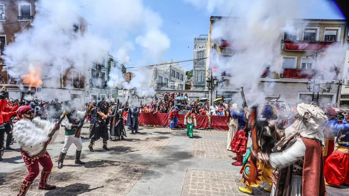 Una atronadora reconquista pone el cierra a los Moros y Cristianos de Elda