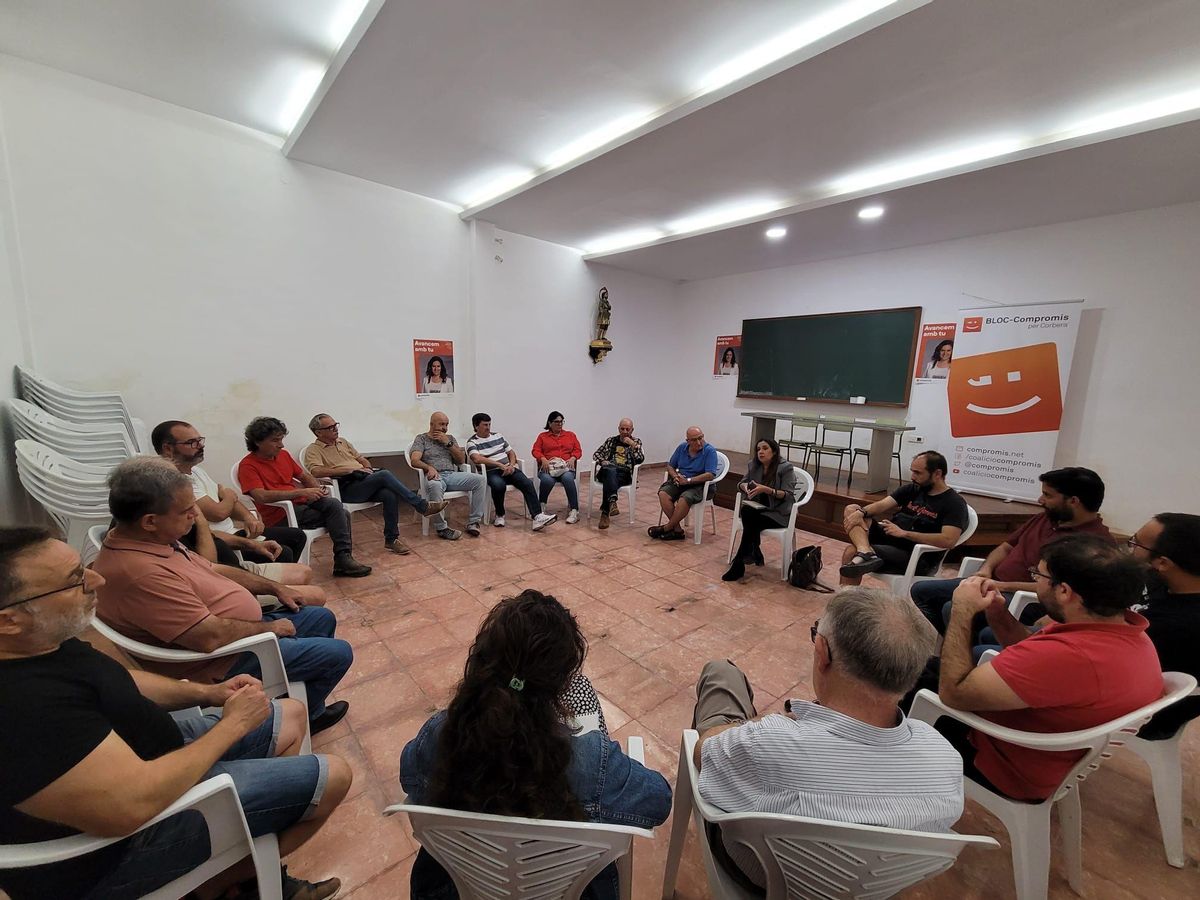 La diputada en las Corts, Mònica Àlvaro, interviene en un acto en Corbera, esta semana.