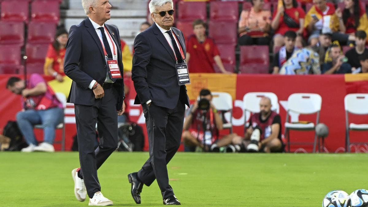 Pedro Rocha, presidente interino de la RFEF, a la derecha con gafas antes del partido con Chipre.