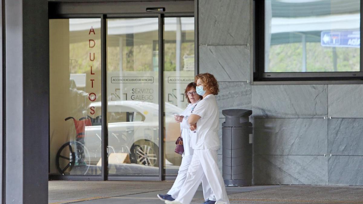 Dos sanitarias caminan frente a la entrada de Urgencias del hospital Álvaro Cunqueiro de Vigo. // Marta G. Brea