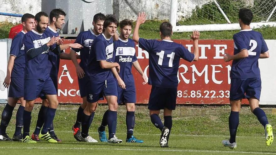 Los jugadores del Marino celebran el gol ante el Sporting B.