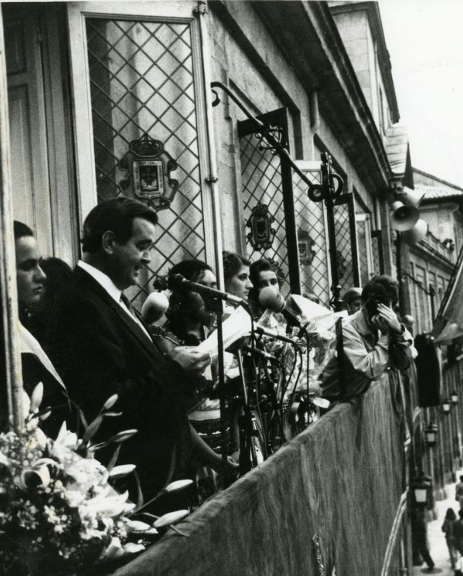 Una imagen del pregón de 1992, a cargo del rector Santiago Gascón.  