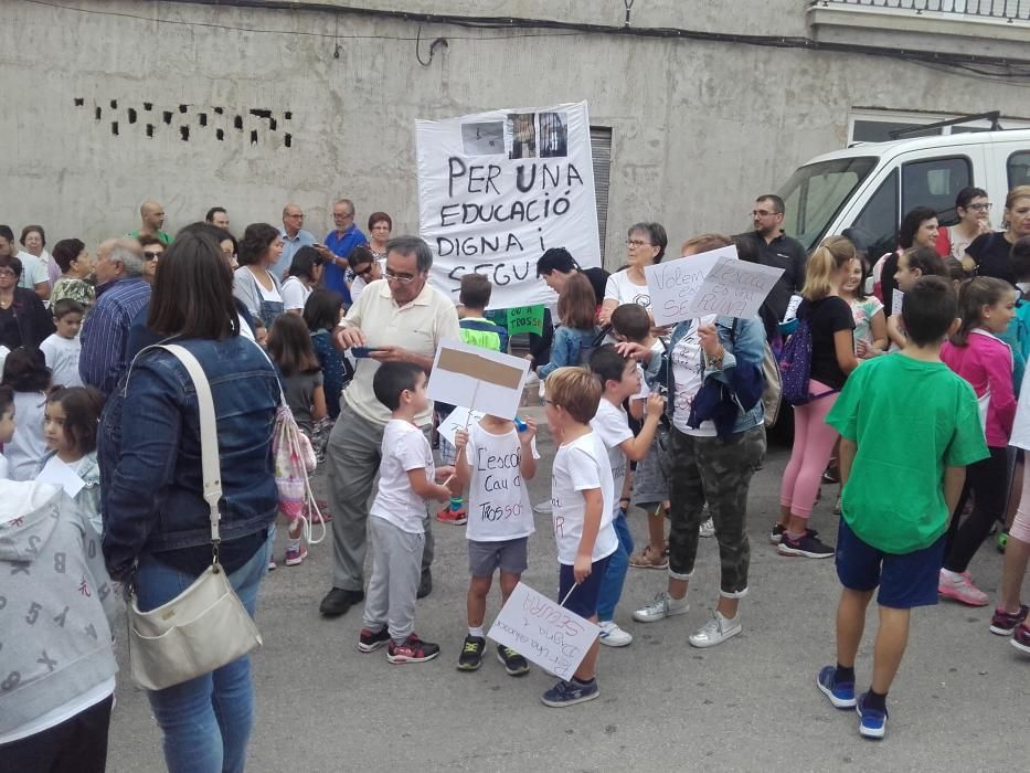 Protesta por el mal estado del colegio de la Font d'en Carròs