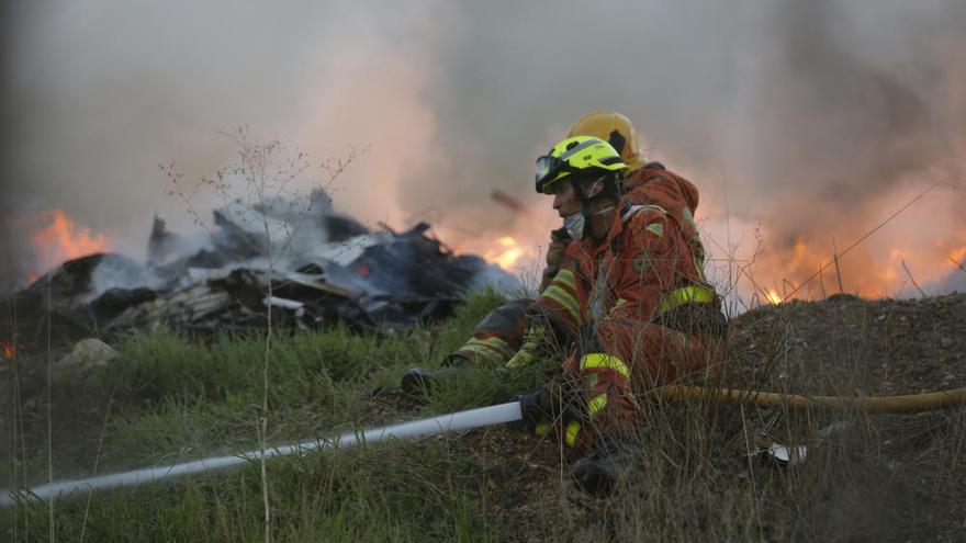 Arde una planta de residuos en Torrent